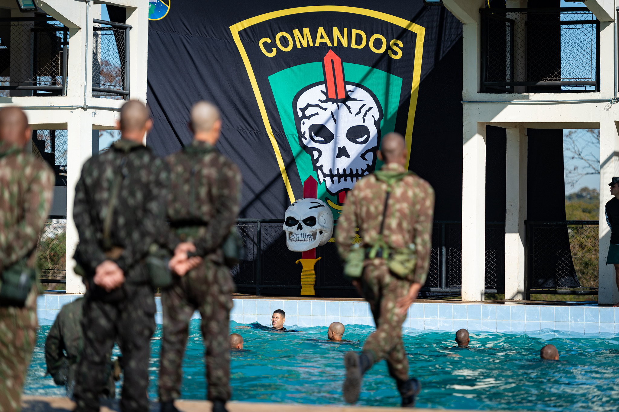 Formação no Exército Brasileiro diante do símbolo dos Comandos
