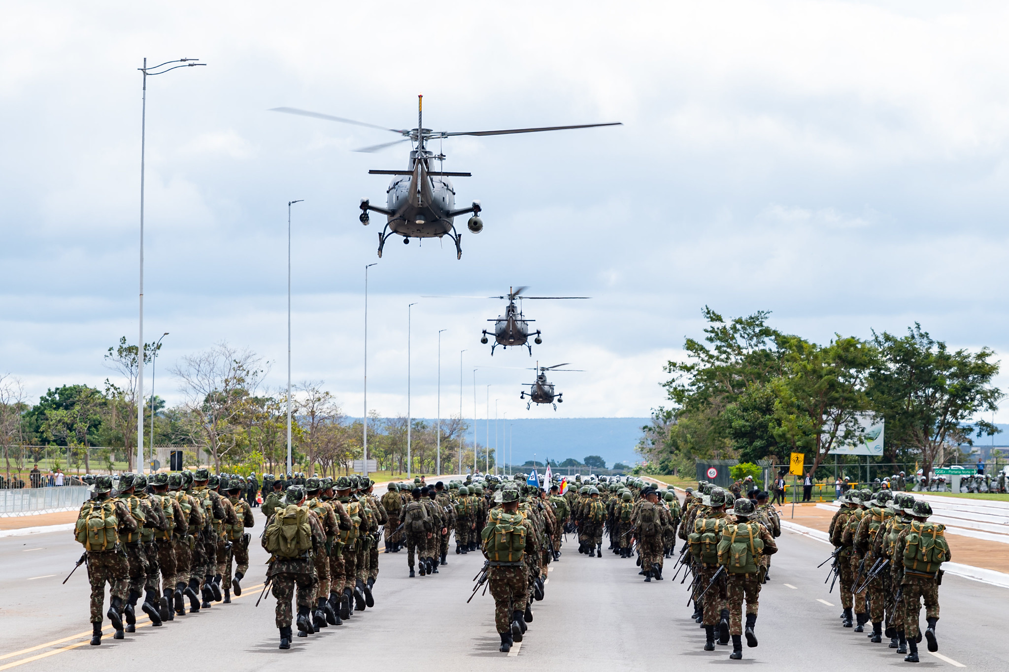 Formação militar com helicópteros