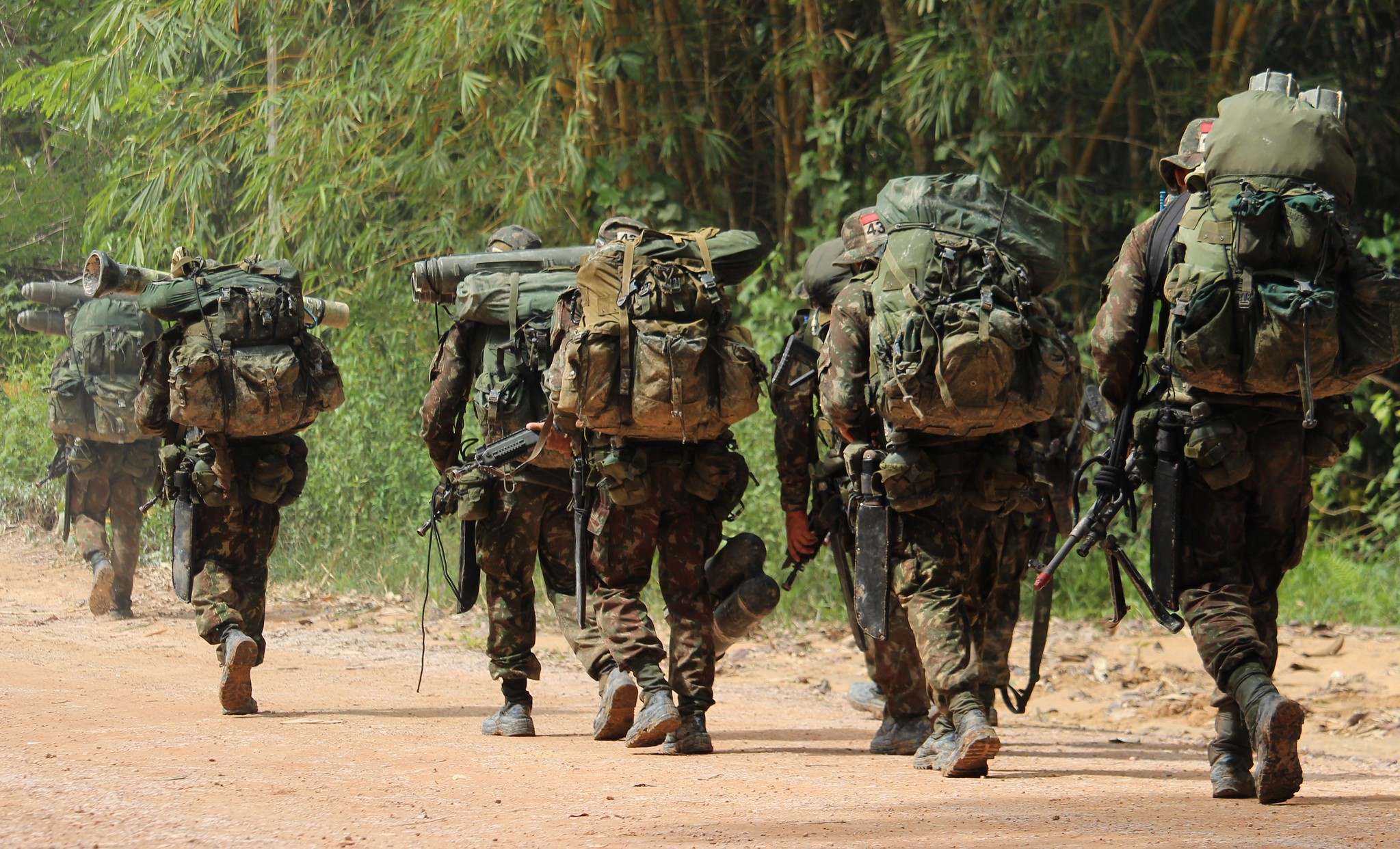 Militares em marcha