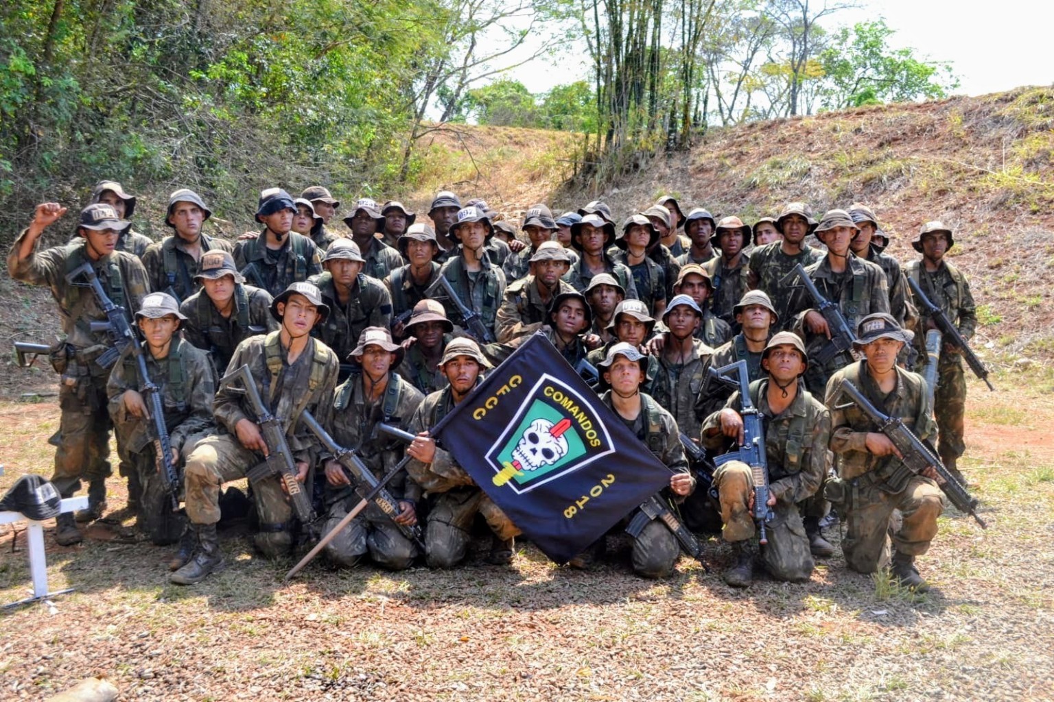 Turma reunida em ambiente de campo